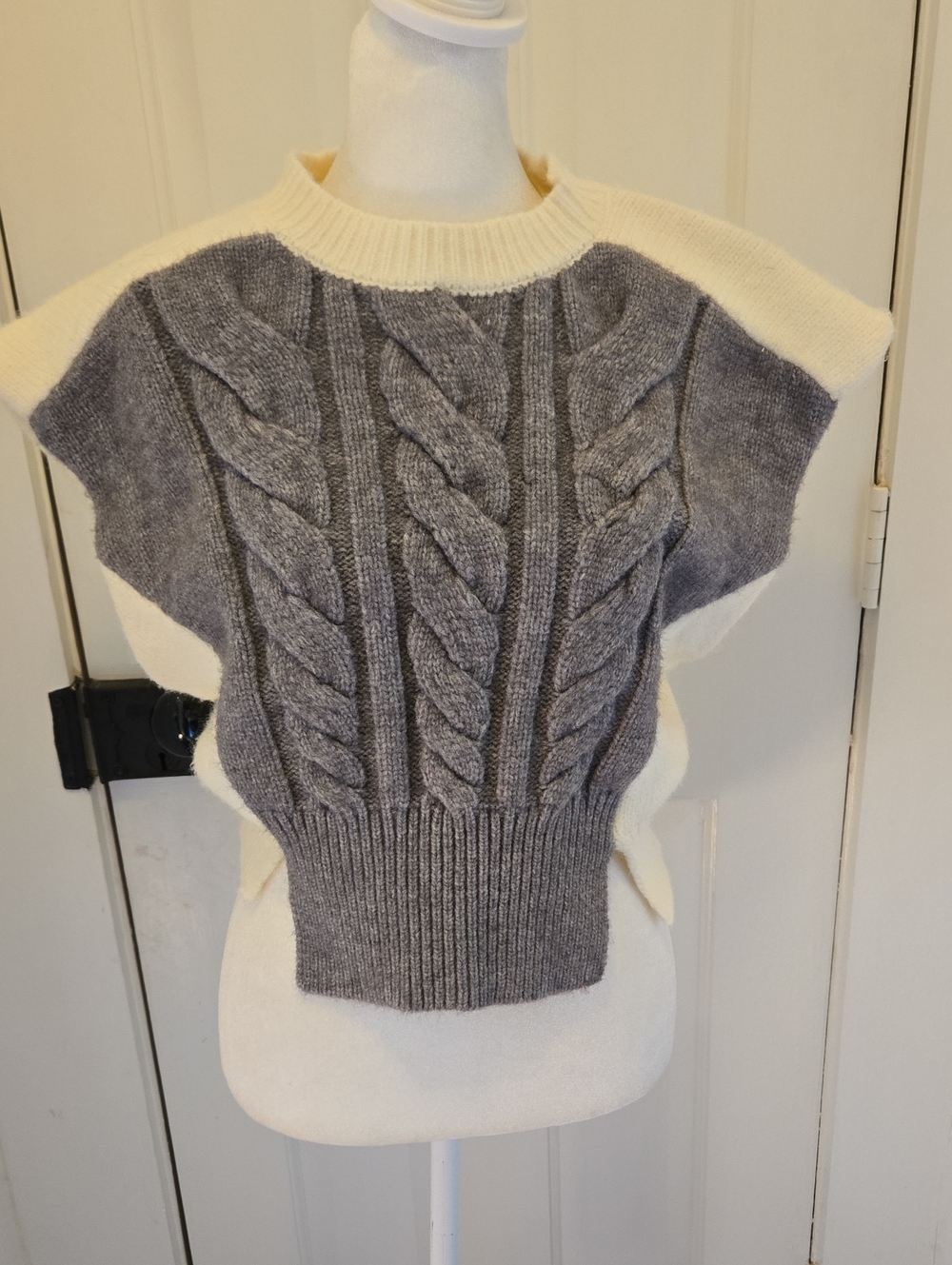 Zara Two-Tone Cable Knit Sleeveless Sweater Vest in Cream & Gray